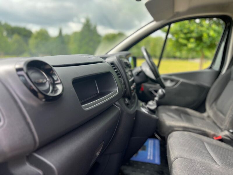 VAUXHALL VIVARO