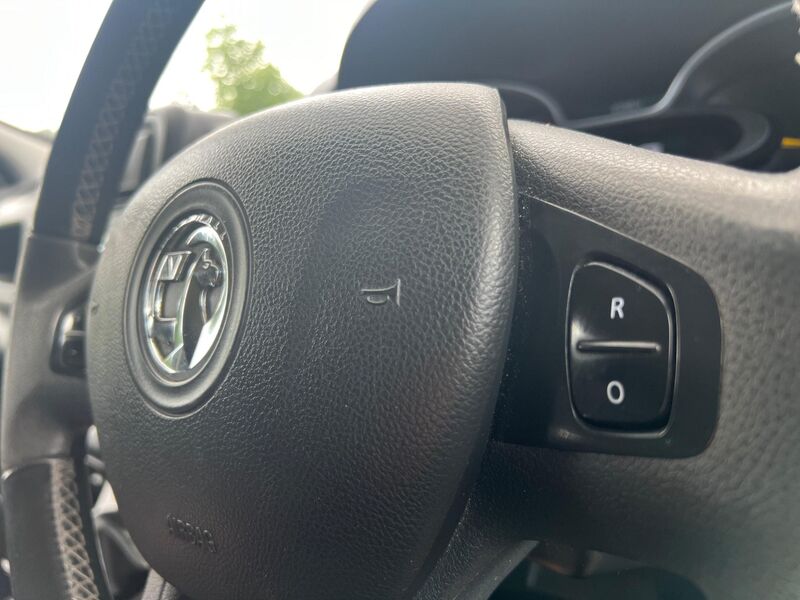 VAUXHALL VIVARO