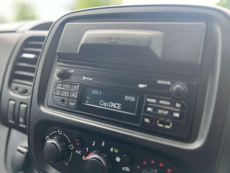 VAUXHALL VIVARO