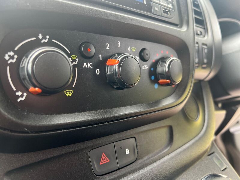 VAUXHALL VIVARO