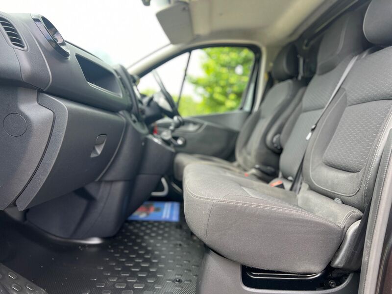 VAUXHALL VIVARO