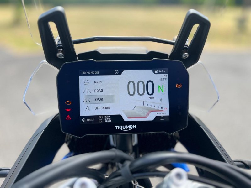 TRIUMPH TIGER 900