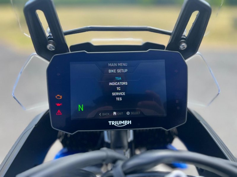 TRIUMPH TIGER 900